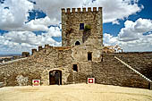 Monsaraz - Il mastio del castello con il cortile trasformato in una piccola arena per le corride. 